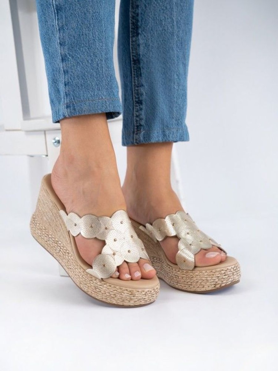 Calcado PAULA | Chinelo Dourado De Cunha Alta Para Mulher Paula 01